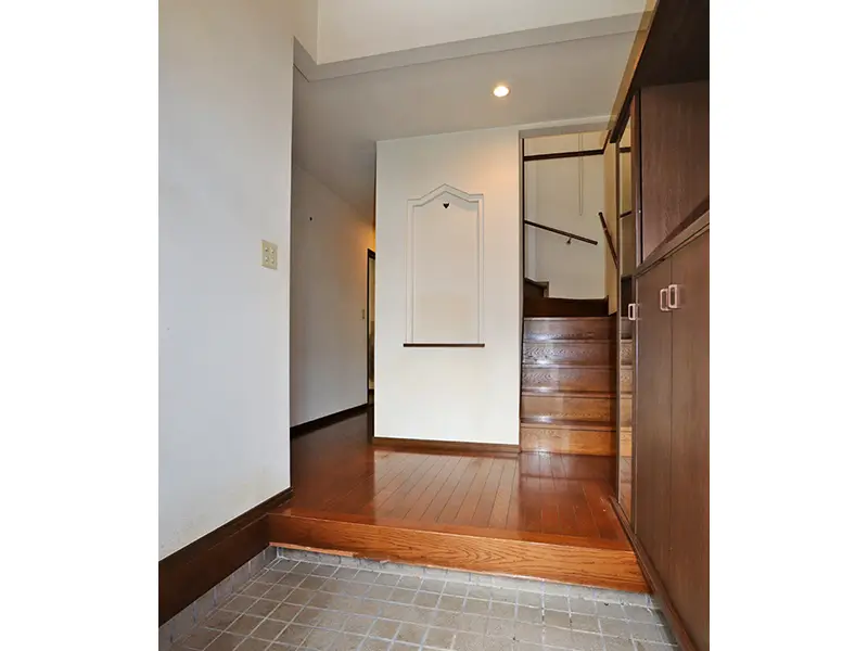 三重県名張市桔梗が丘西6番町の中古一戸建ての玄関