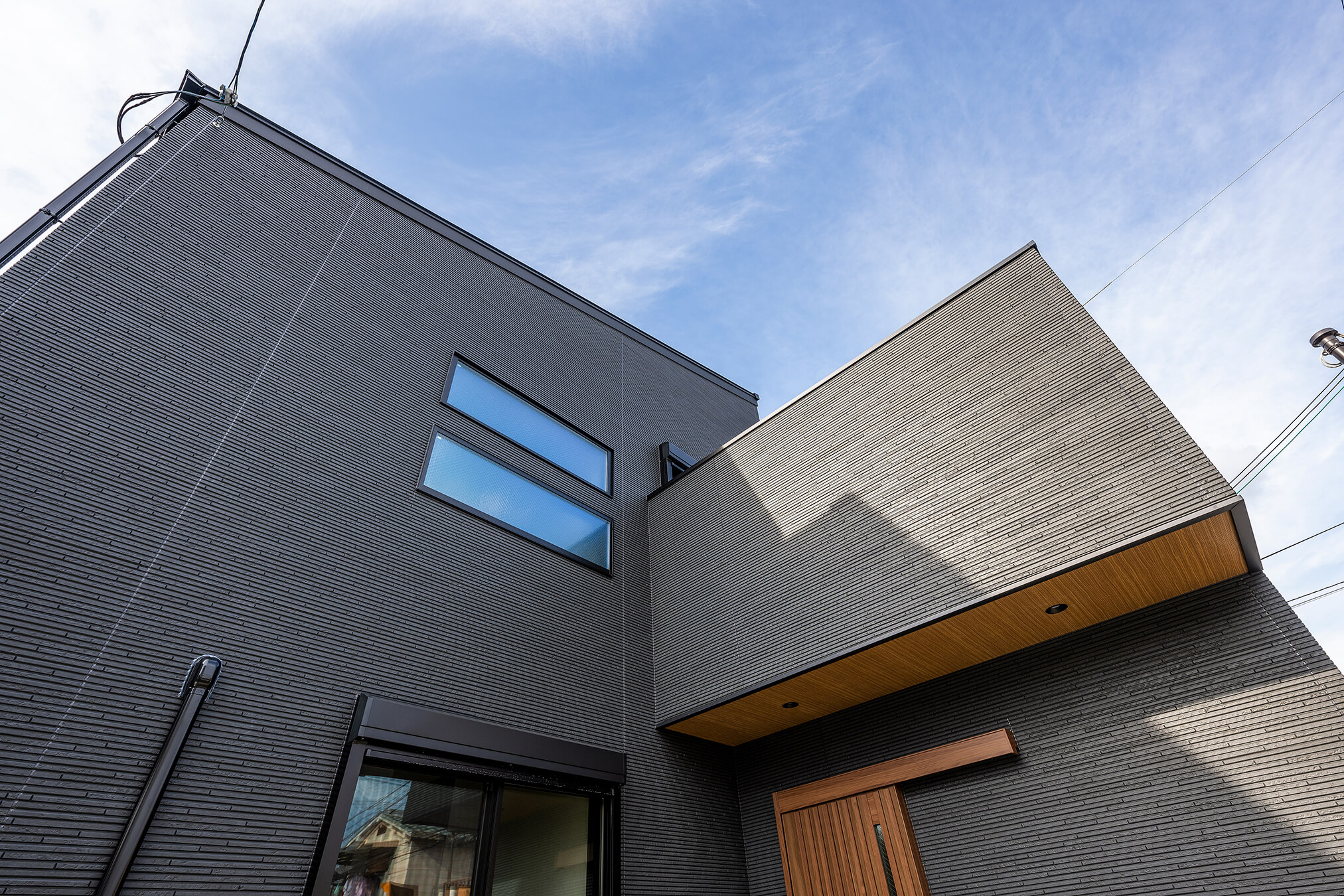 黒くてシックな外壁がかっこいい注文住宅